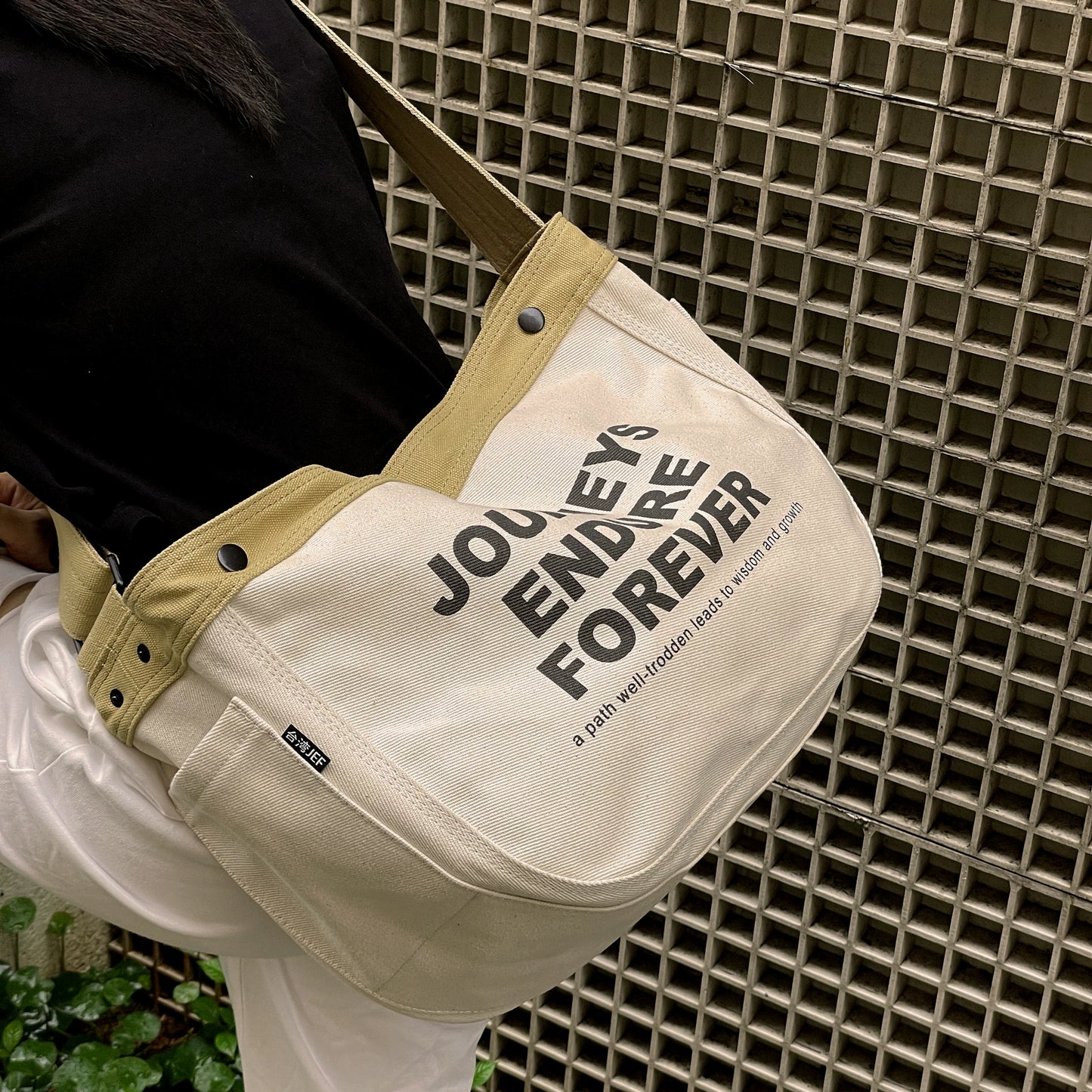 Taiwan JEF helmet messenger bag American canvas bag retro newsboy bag large capacity thick locomotive riding rider bag